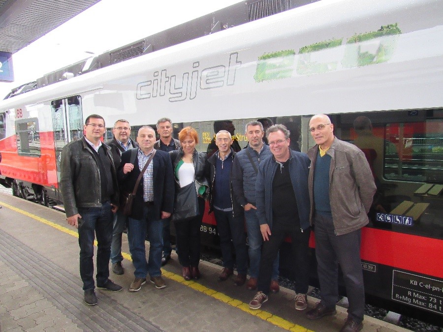 Članovi HDŽI-a na vožnji hibridnim vlakom u Linzu